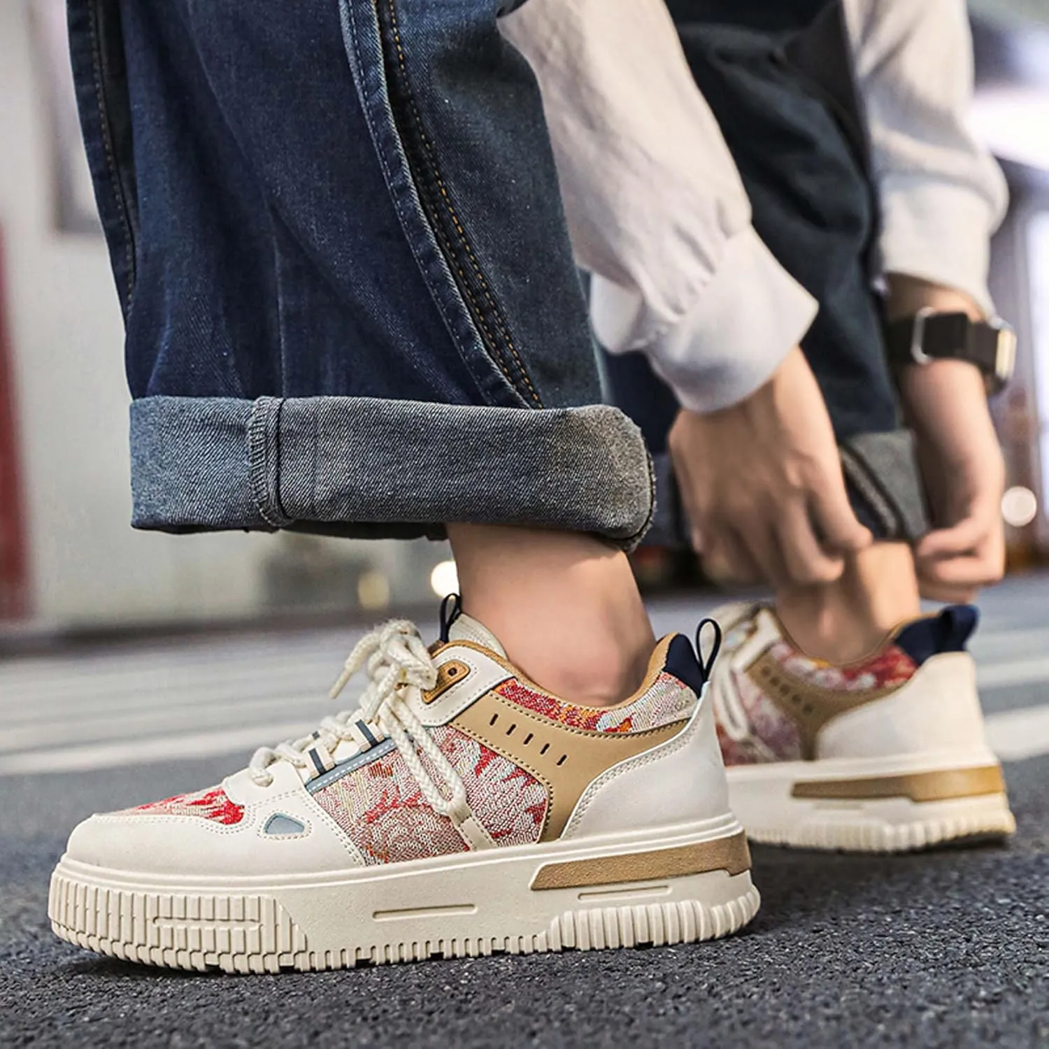 Mens and Womens Anti Slip and Wear Resistant Rubber Soles Skateboard Shoes Tie Up Low Top Casual Sneakers Breathable Thick Soled Walking Shoes Patterned Short Distance Running Shoes